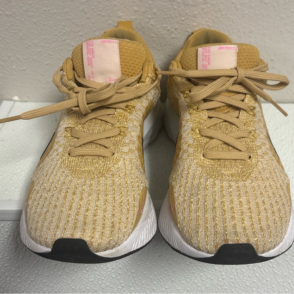 Nike DZ3016-700 React Infinity Run Flyknit Wheat Gold Sneaker Shoes Women's 8.5 - Picture 2 of 9